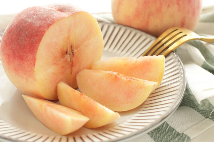 とろける甘さが絶品！桃の栄養と効果～缶詰や皮ごと食べた時の栄養まで解説～