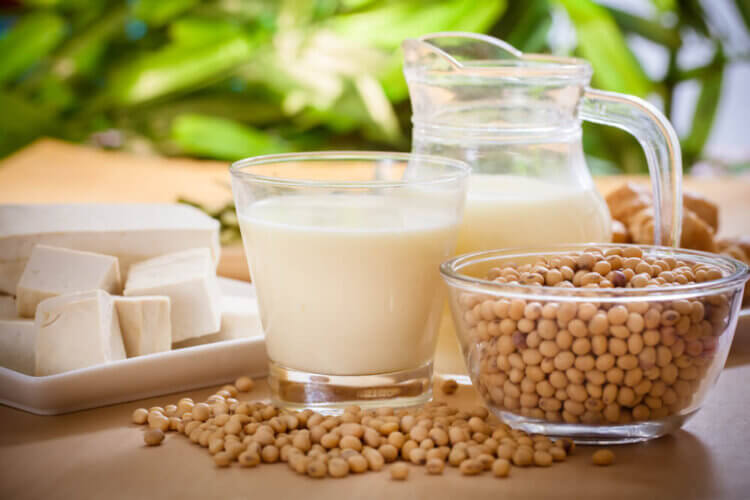 植物性ミルクの先駆け「豆乳」の栄養と効果～牛乳との違いも解説～